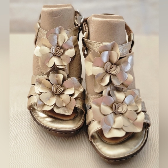 Born Shoes - BORN Metallic Gold Flower Leather High Sandal Size 8